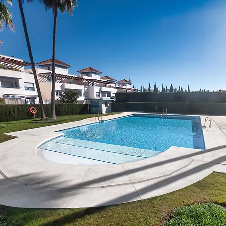 Family Fairways I Spacious 4-bedroom Townhouse Near & Golf, Holiday home Estepona
